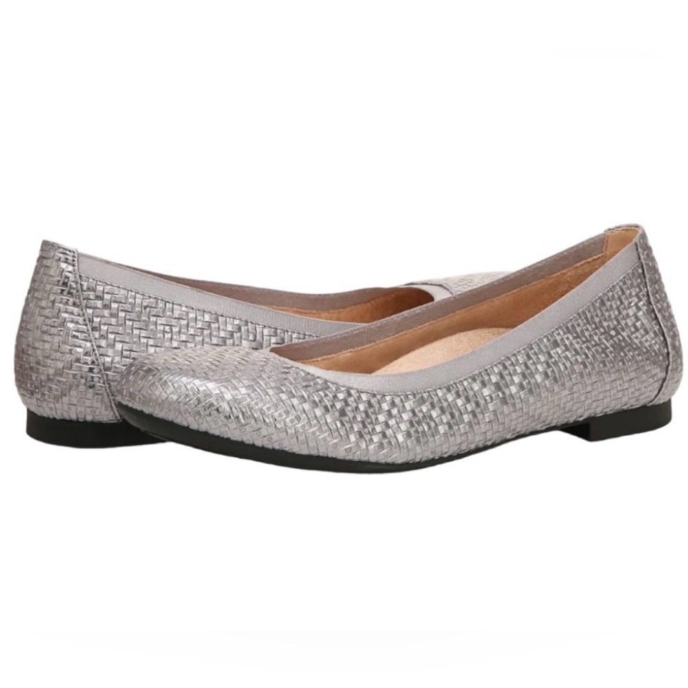 VIONIC Anita Ballet Flats- – metallic silver basketweave. Women’s 6.5